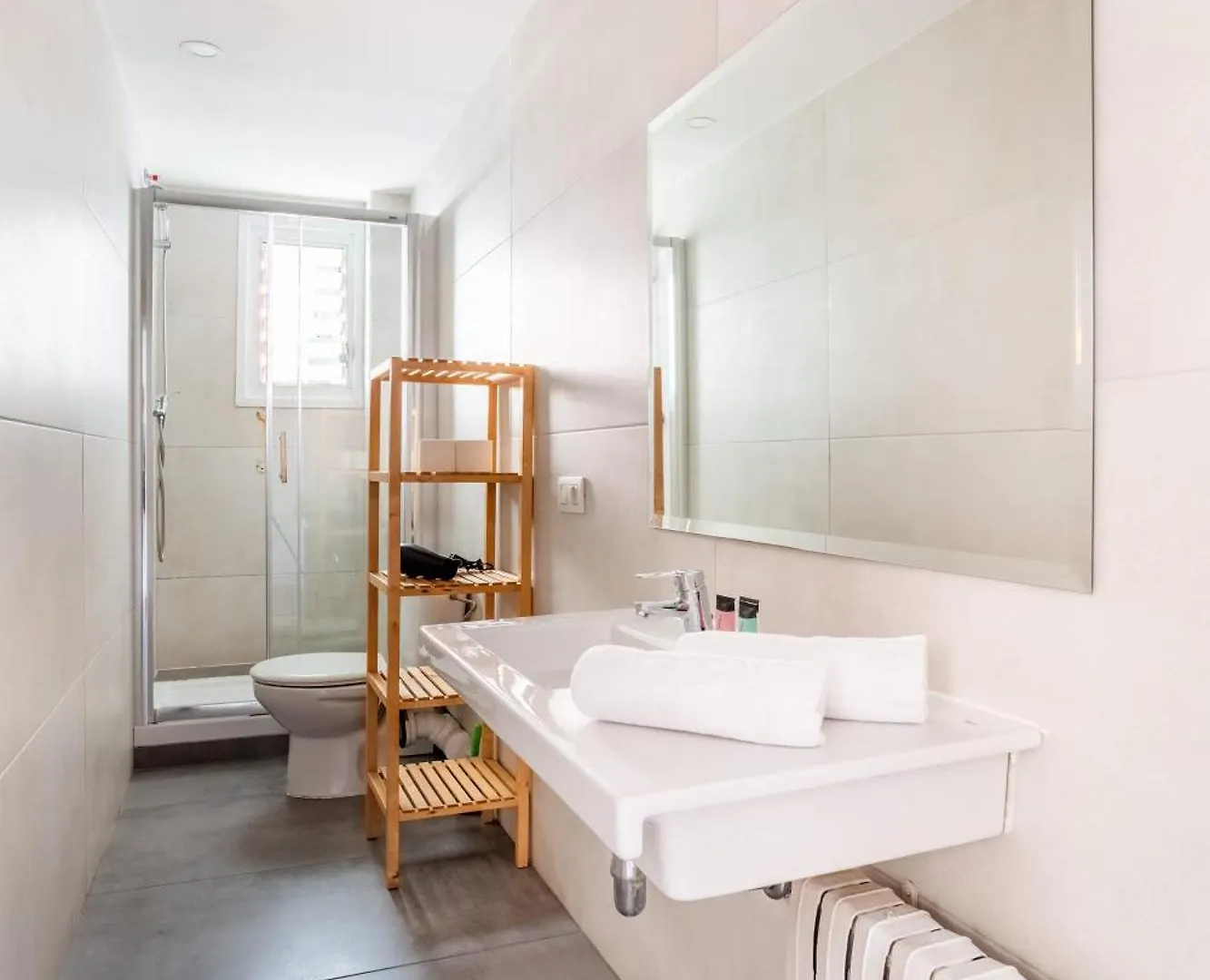 Big Apartment For 15 In The Heart Of Eixample Barcelona