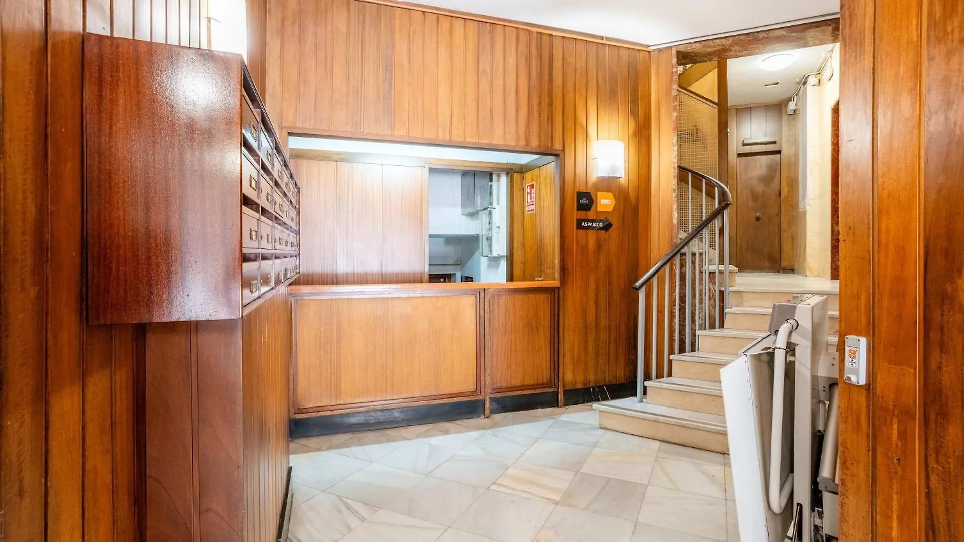 Big Apartment For 15 In The Heart Of Eixample Barcelona