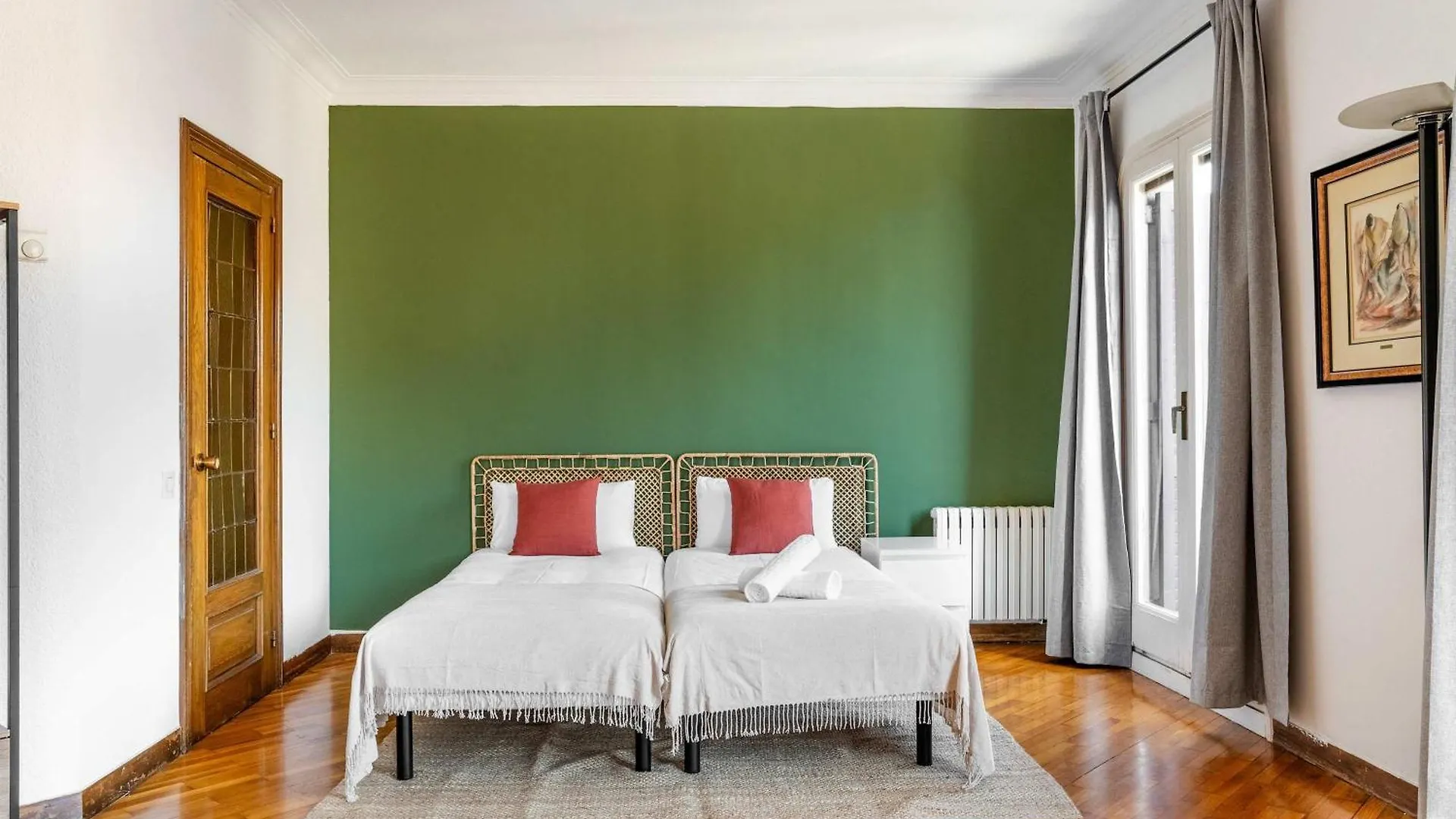 Big Apartment For 15 In The Heart Of Eixample Barcelona Spain
