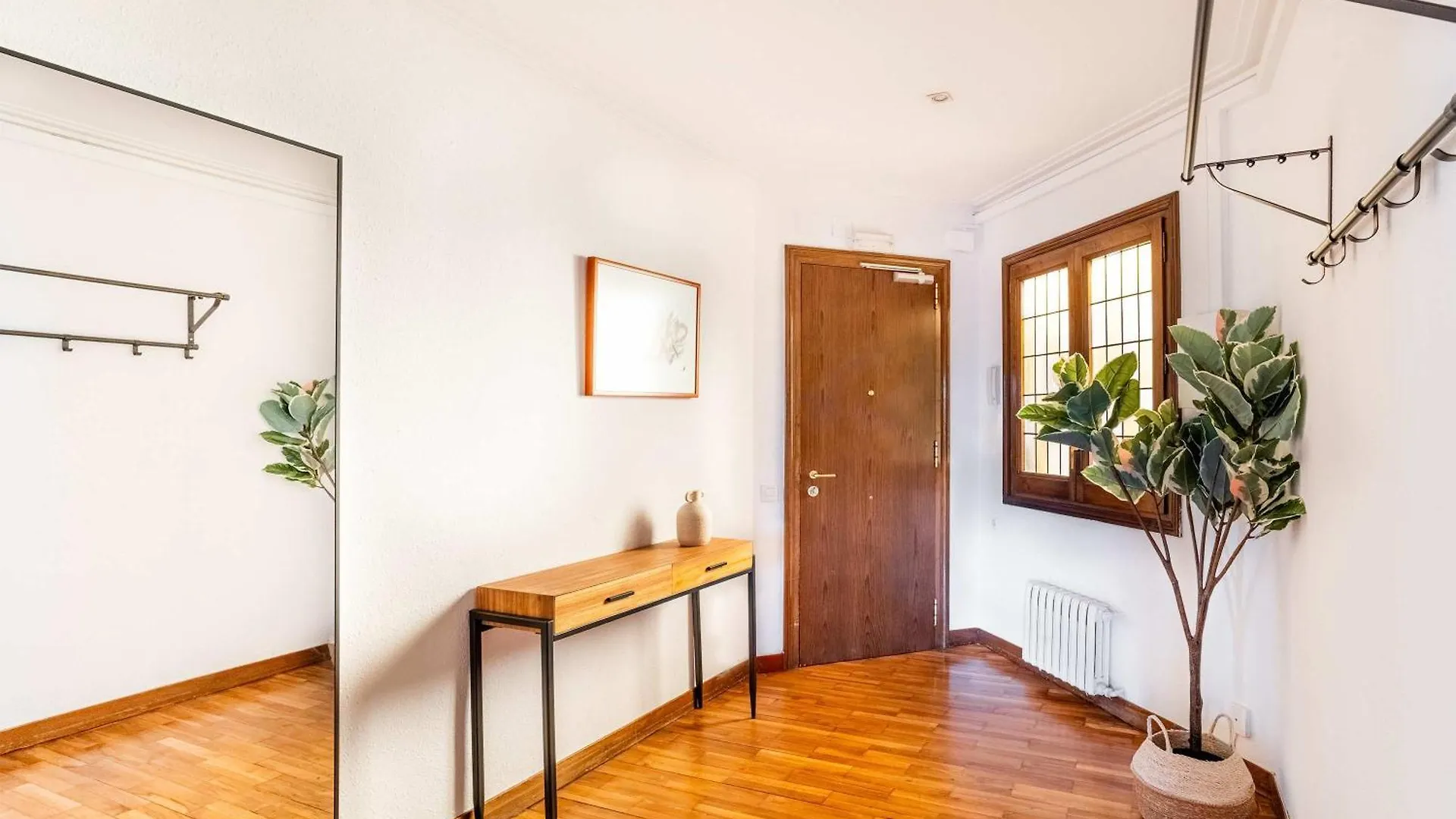 Big Apartment For 15 In The Heart Of Eixample Barcelona