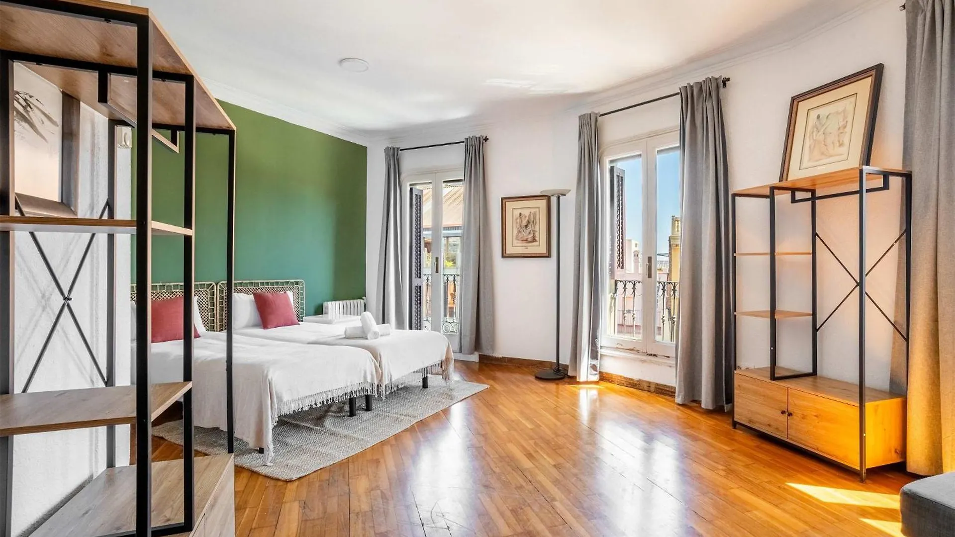 Big Apartment For 15 In The Heart Of Eixample Barcelona Spain