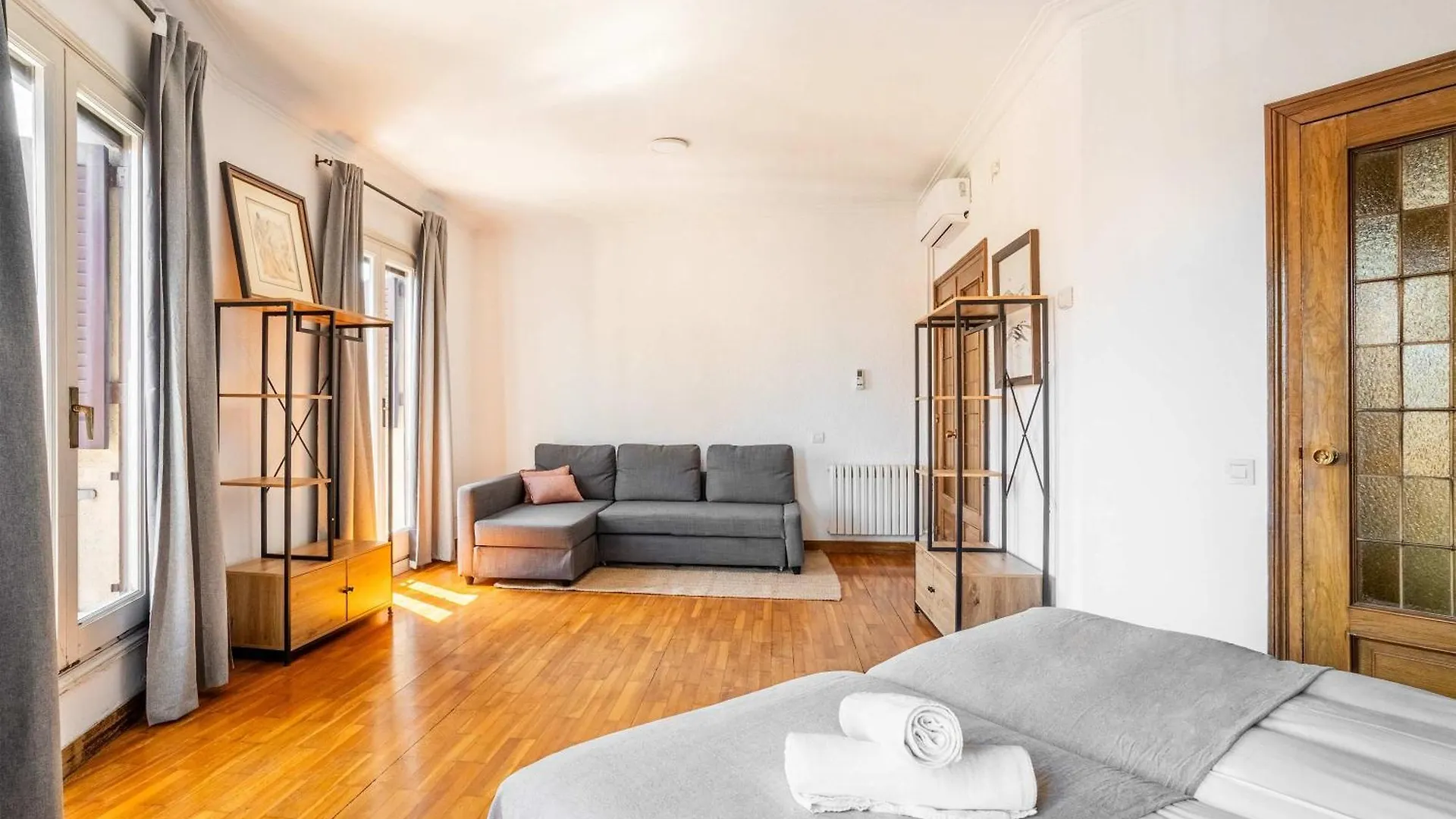 Big Apartment For 15 In The Heart Of Eixample Barcelona