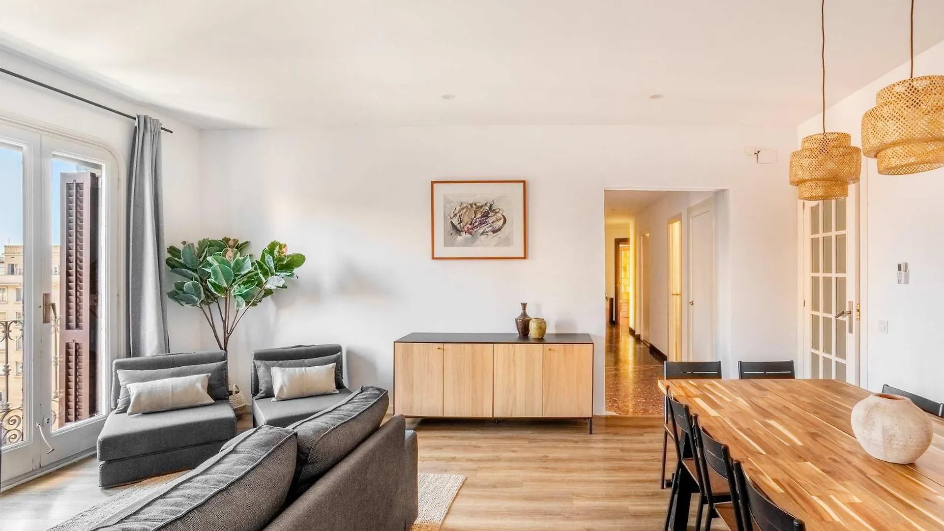 Big Apartment For 15 In The Heart Of Eixample Barcelona