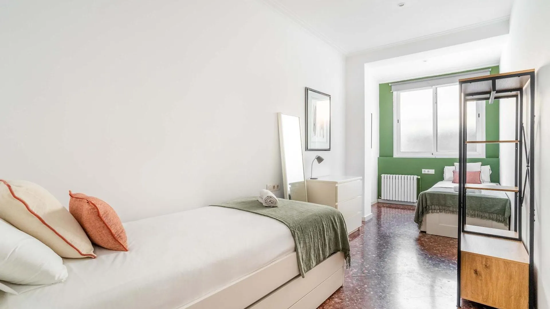 Big Apartment For 15 In The Heart Of Eixample Barcelona