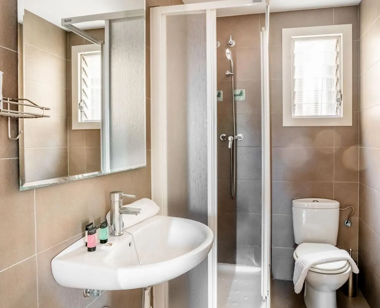 Big Apartment For 15 In The Heart Of Eixample Barcelona