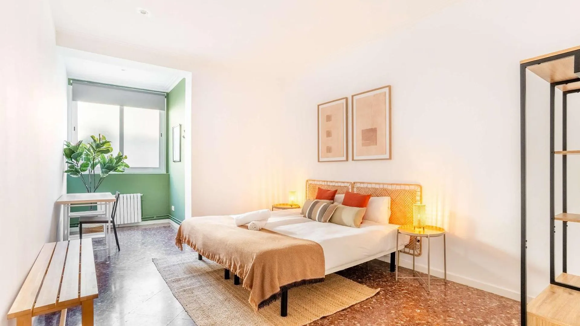 Big Apartment For 15 In The Heart Of Eixample Barcelona