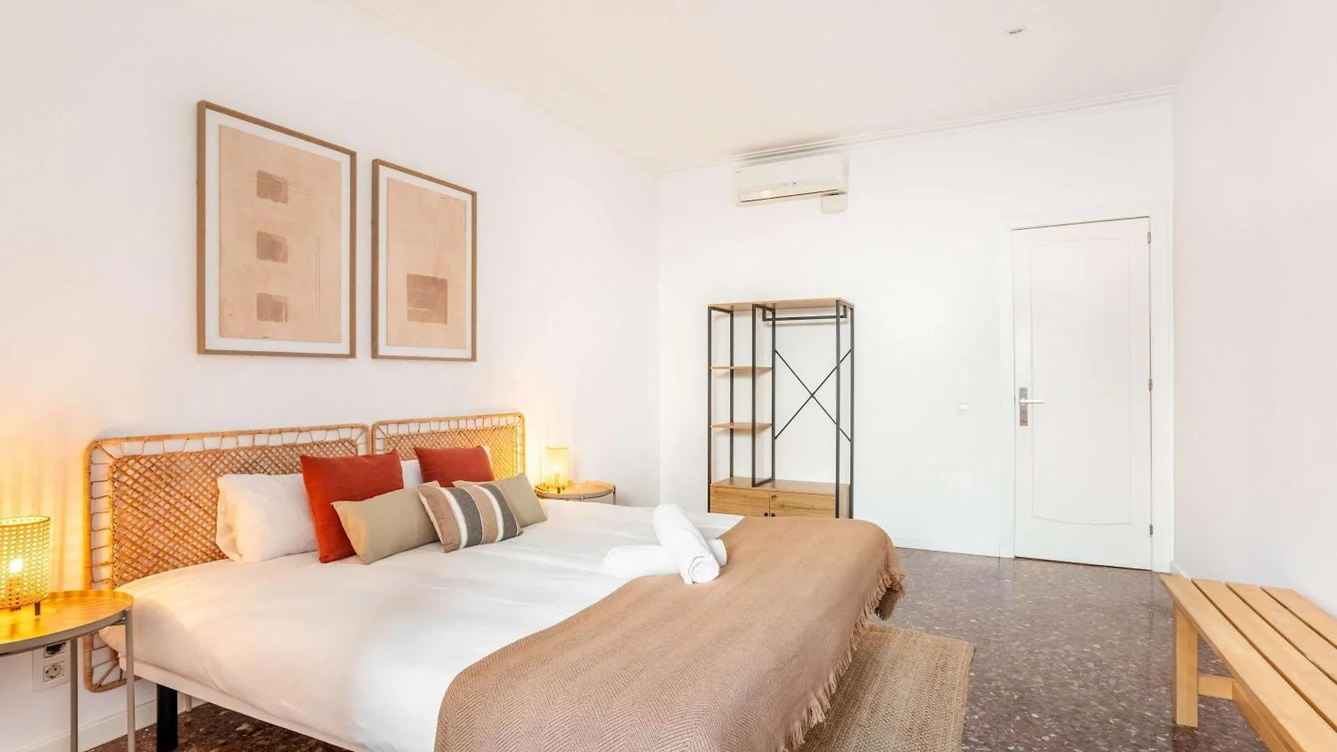 Big Apartment For 15 In The Heart Of Eixample Barcelona