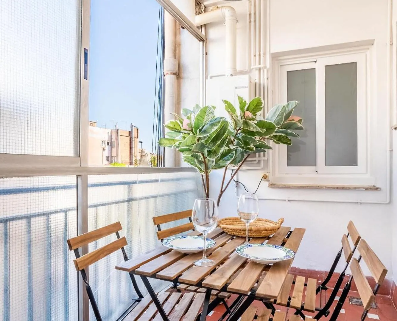 Big Apartment For 15 In The Heart Of Eixample Barcelona