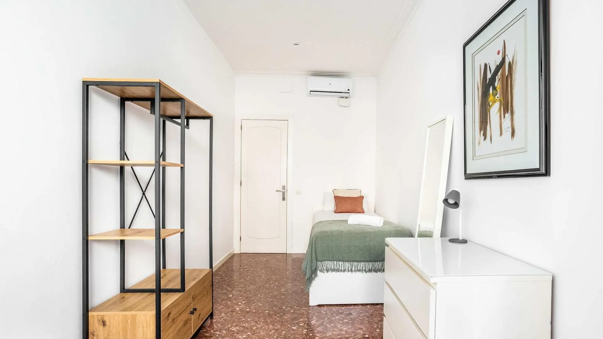 Big Apartment For 15 In The Heart Of Eixample Barcelona