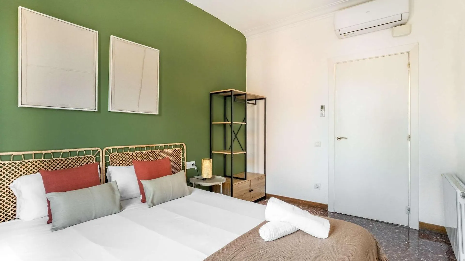 Big Apartment For 15 In The Heart Of Eixample Barcelona Spain
