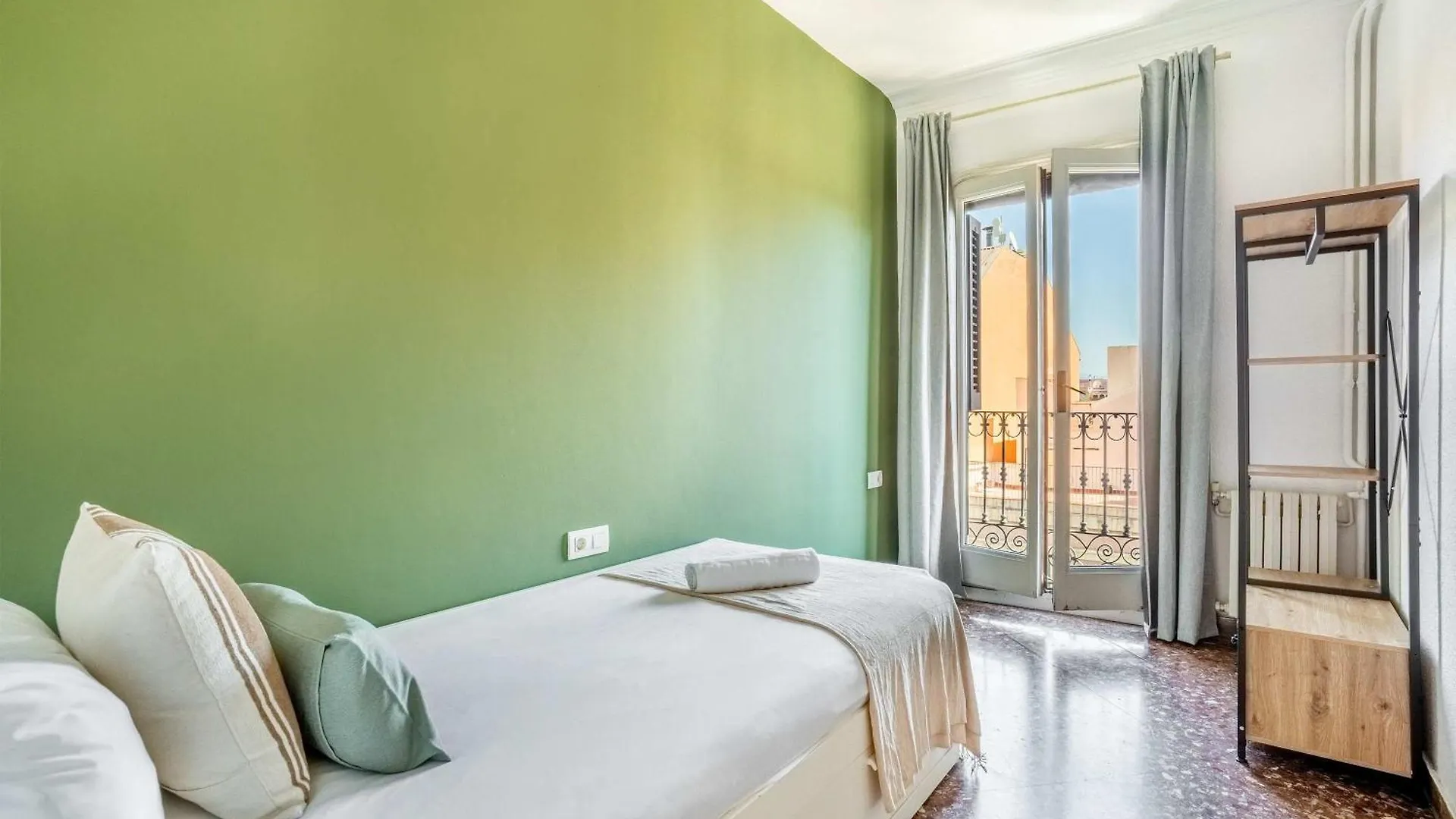 Big Apartment For 15 In The Heart Of Eixample Barcelona