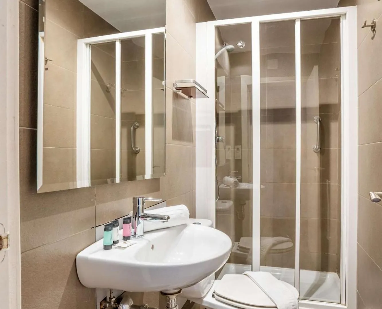 Big Apartment For 15 In The Heart Of Eixample Barcelona Spain