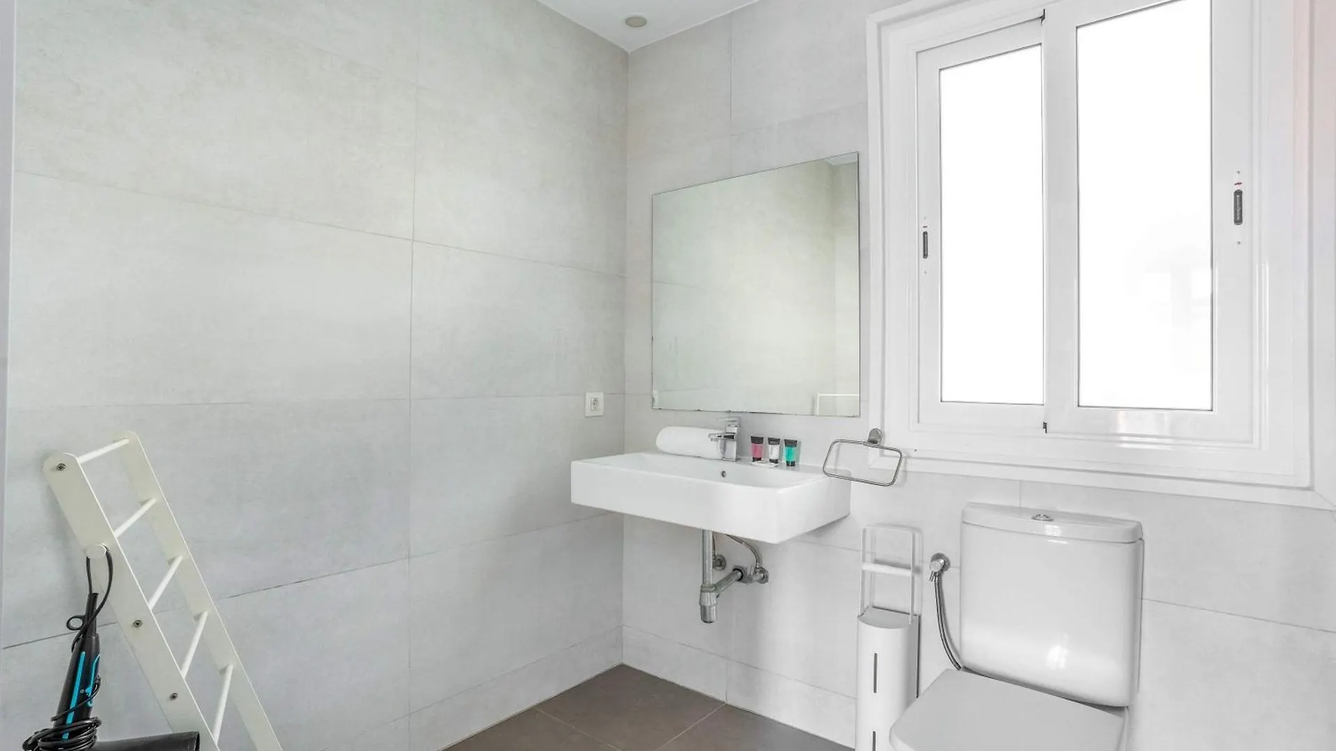 Big Apartment For 15 In The Heart Of Eixample Barcelona