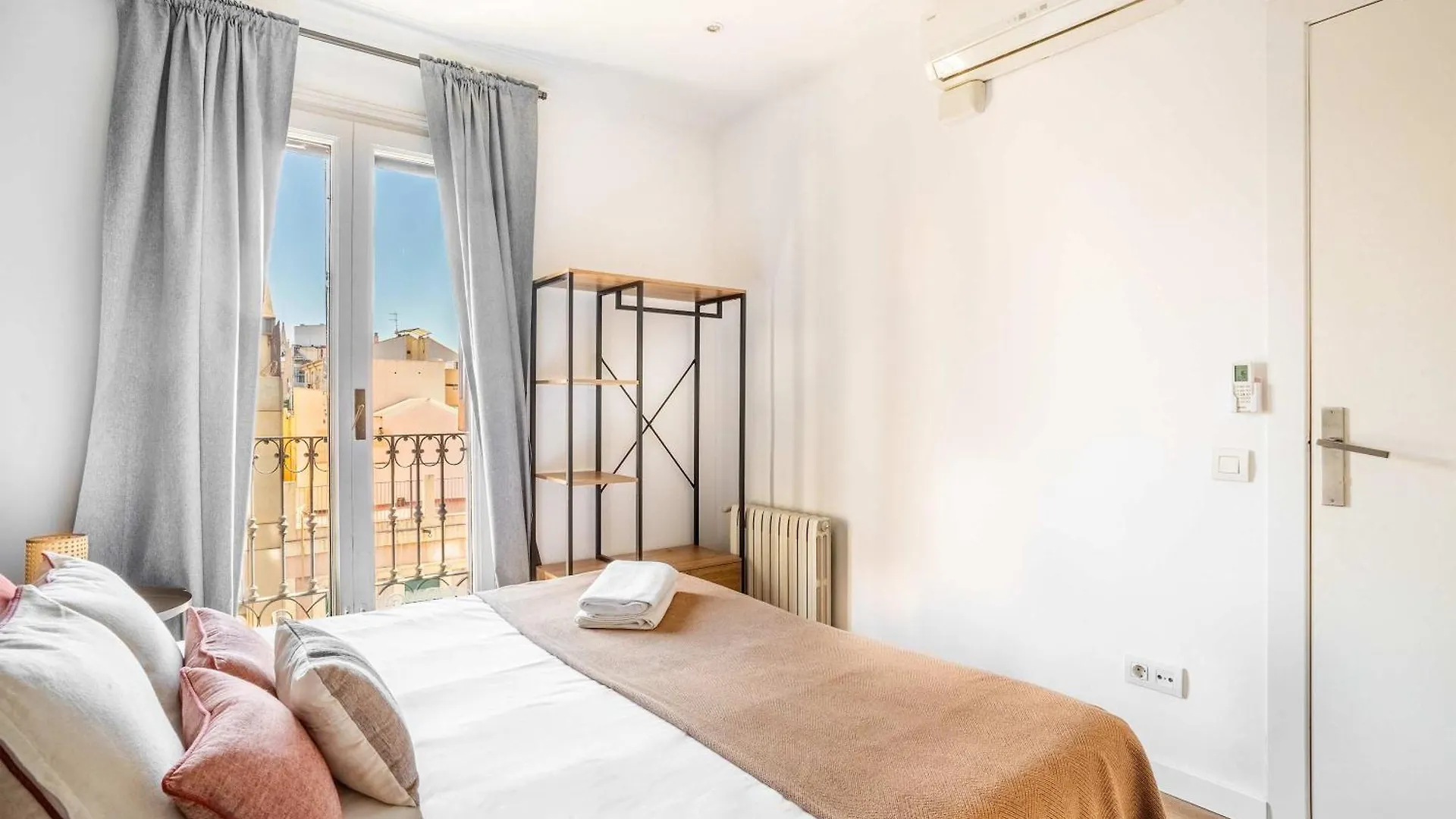 Big Apartment For 15 In The Heart Of Eixample Barcelona 0*,