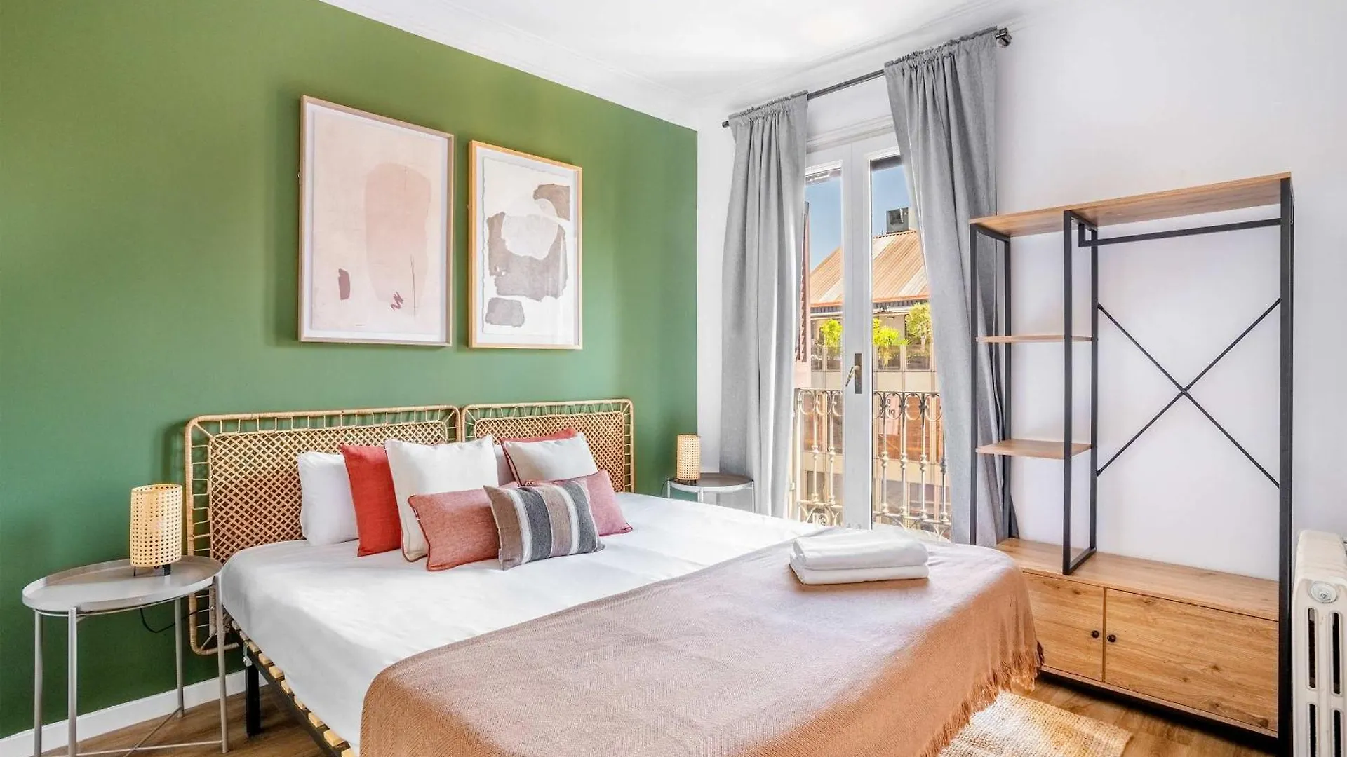 Big Apartment For 15 In The Heart Of Eixample Barcelona