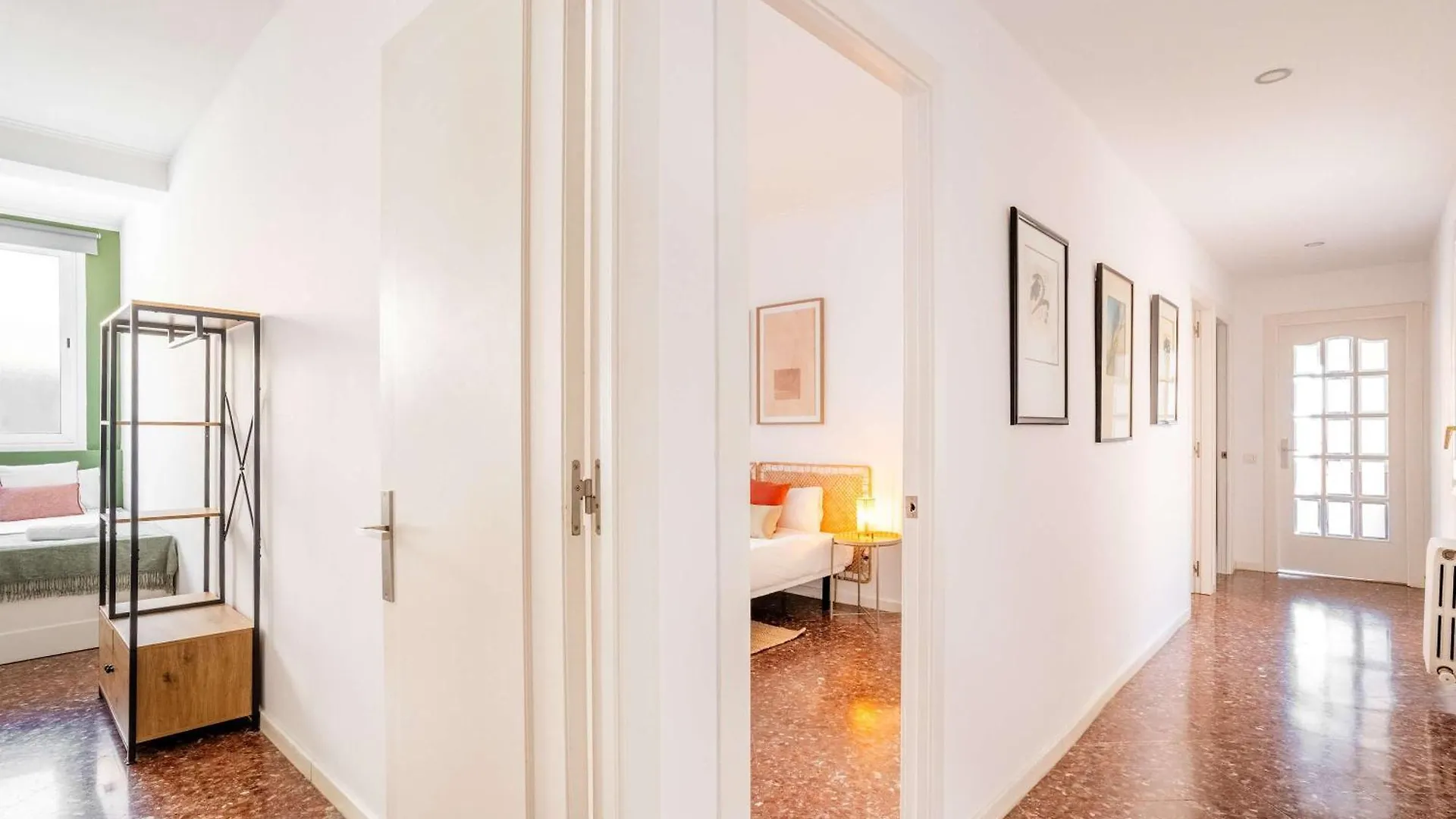 Big Apartment For 15 In The Heart Of Eixample Barcelona